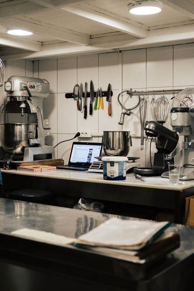 Cocina ordenada al amanecer, símbolo de constancia y sistema