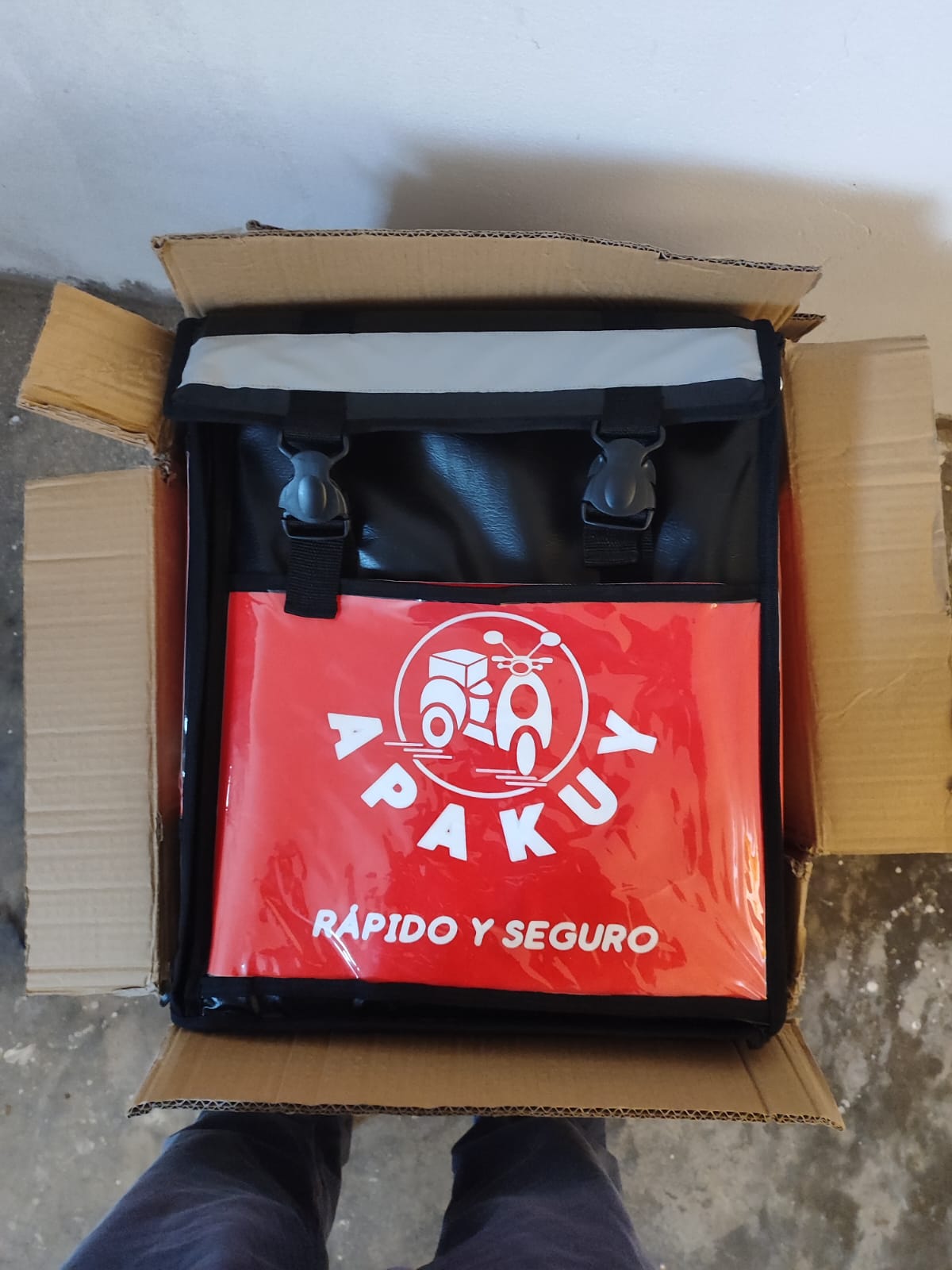 Mochila de delivery de Apakuy dentro de su caja