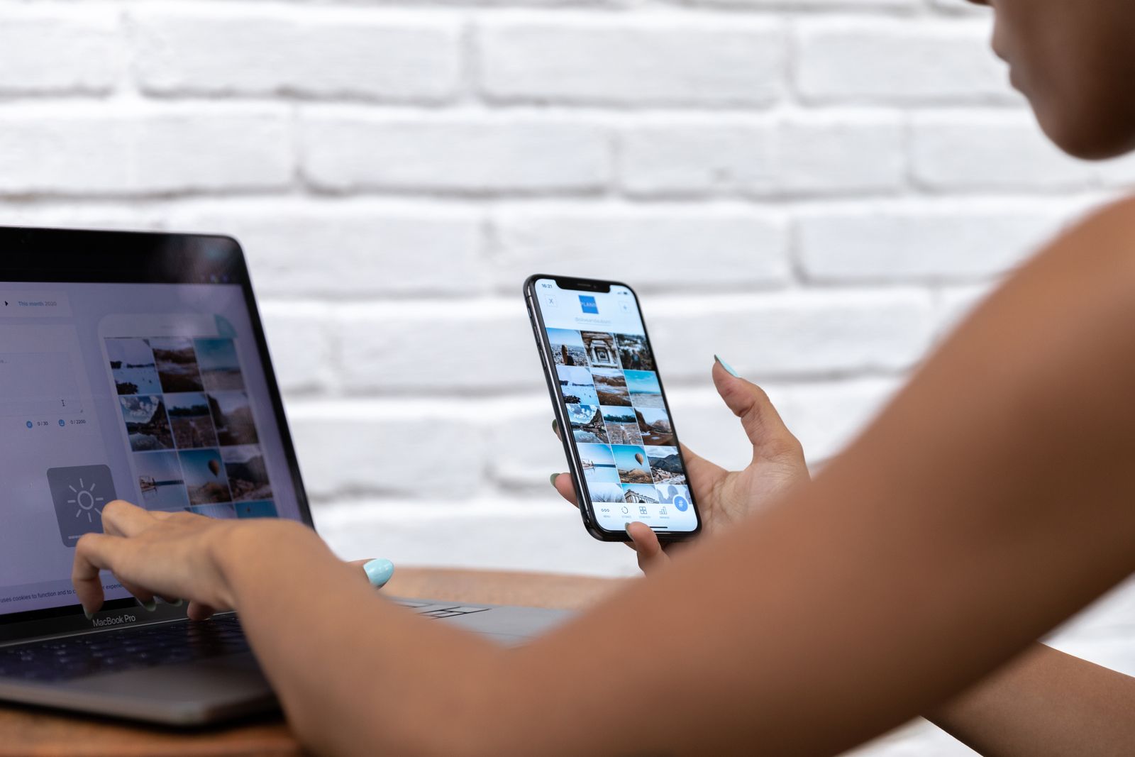 Persona creando contenido con laptop y celular
